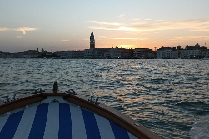Aperitif at sunset in the Venice lagoon on a private boat. - The Ghebo aperitif and sunset: prosecco, snacks, and photo timing