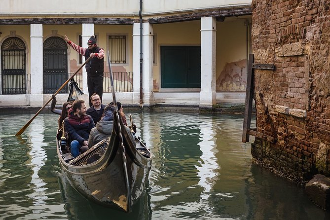 Charming Gondola Ride on the Grand Canal & Gondola Gallery™ - What You See on the Canal Grande (From Art to Opera to Plague)