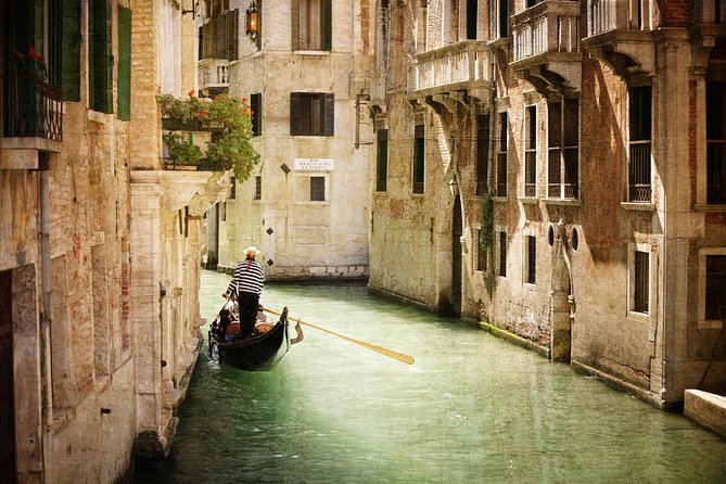 Classic 30-Minute Gondola Ride in Venice - Timing, weather, and sunset: protect your plan