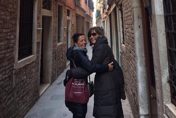 Discover Venice at sunset - Rialto Bridge and the market: legends, food talk, and backstreet views