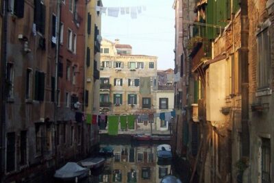 Friendinvenice Cannaregio &Jewish Heritage- private tour - Casa del Tintoretto: Gothic architecture and four statues worth noticing