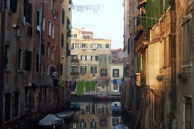 Friendinvenice Cannaregio &Jewish Heritage- private tour - Casa del Tintoretto: Gothic architecture and four statues worth noticing