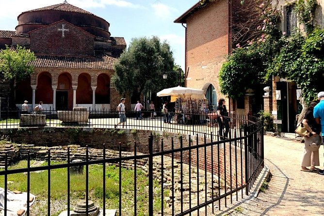 Full-day excursion to Murano, Burano and Torcello from Venice Train Station - How the guide experience affects your day