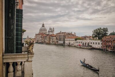 Gondola Ride and Aperitif in a Venetian Palace - The guided walk that turns landmarks into context