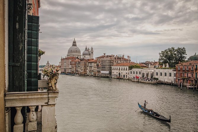 Gondola Ride and Aperitif in a Venetian Palace - The guided walk that turns landmarks into context