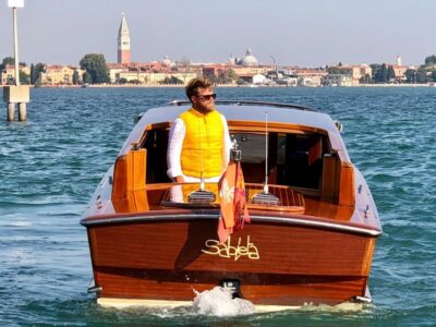 Grand Canal Boat Tour & Murano - Your guide’s job: turning buildings into a story you can follow