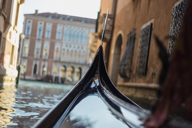 Grand Canal Gondola Experience with Live Commentary™ - Price and value: shared gondola vs going private