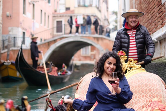 Iconic Photos and Adventure in Venice - Stop 1: Ponte di Rialto photos without getting swallowed
