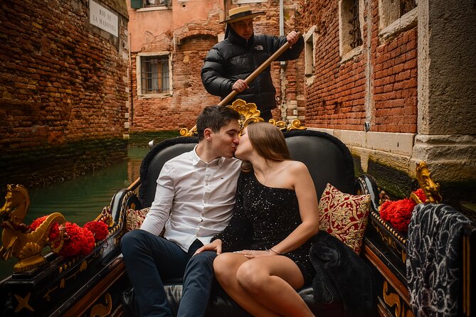 Luxurious Photoshoot in Venice - Meeting at Ponte di Rialto: What the Start Sets Up