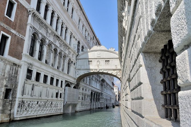 Morning Venice Walking Tour plus Doge's Palace Guided Visit - Walking across the Bridge of Sighs: the moment it becomes real
