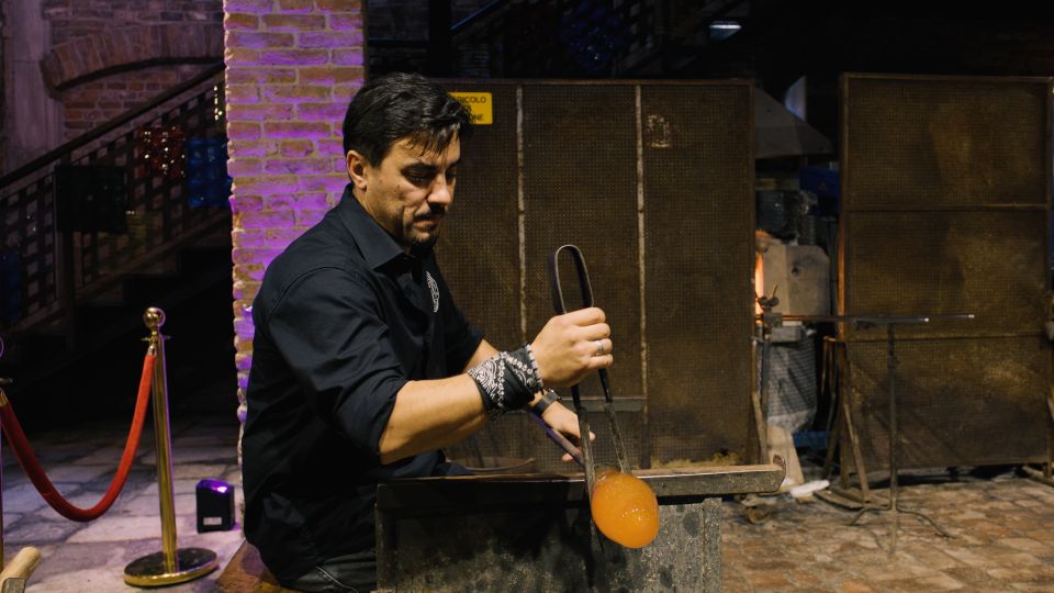 Murano: Glass Blowing Demonstration with Optional Drinks - Seats, viewing, and how to get the best angle