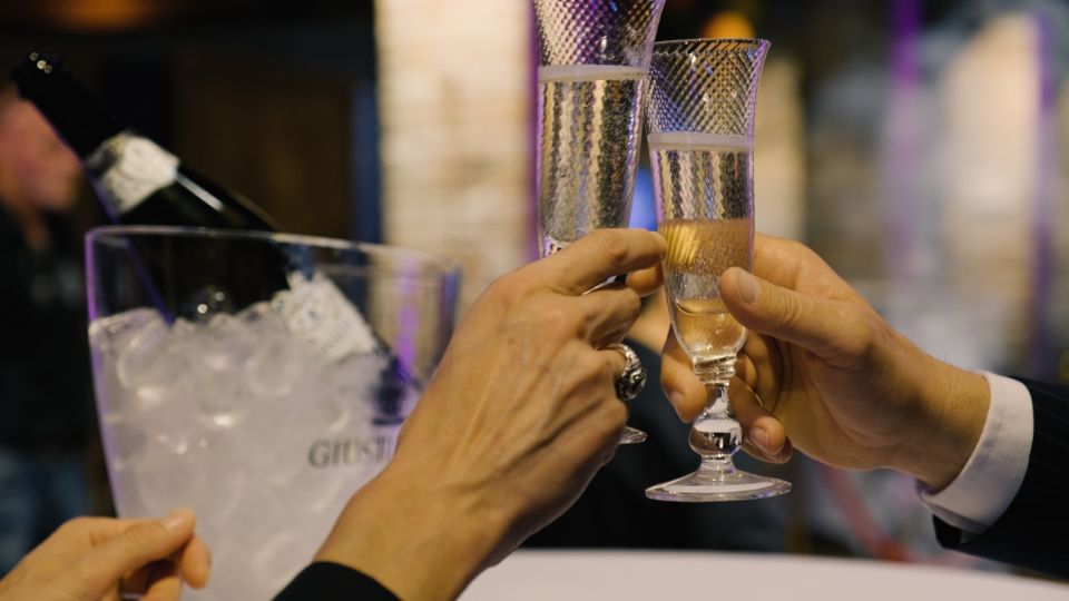 Murano: Glass Blowing Demonstration with Optional Drinks - Your 25-minute show: what happens seat to seat
