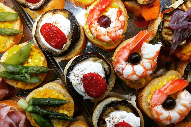 Old Taverns and Rialto Market Food Adventure (come hungry!) - Pescheria di Rialto: a toast and tastings with fish-forward reality