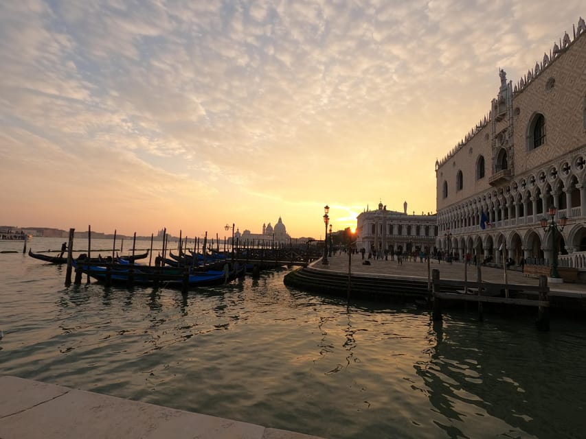 Photo with a professional photographer in Venice - Price and Value: Is $59 a Good Deal in Venice?