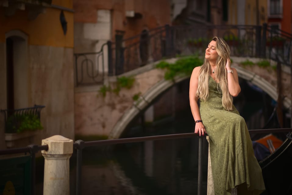 Photoshoot in Venice: Your Story, Our Lens - Book Now! - Starting at the top of Rialto Bridge (and why that location helps)
