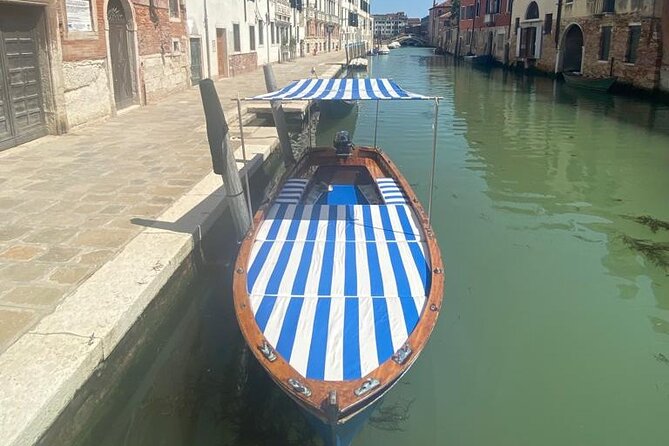 Private boat tour to the islands of Venice - Getting ready for the boat: comfort, steps, and the lagoon mood