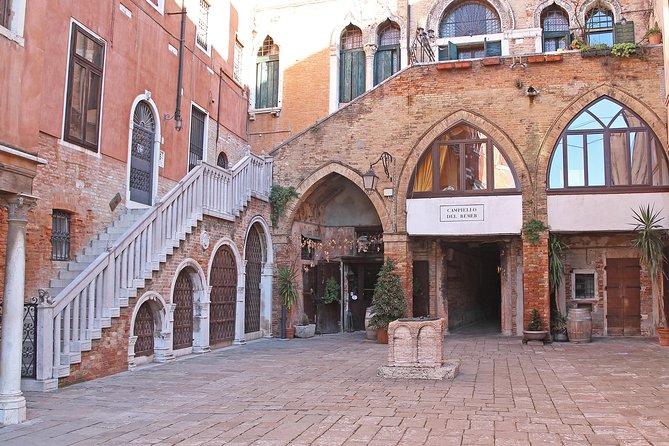 Private Food Tour: Cicheti & Wine - Rialto from a secret-feeling angle at Ponte di Rialto