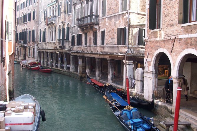 Private Full Day Tour from Milan to Venice with local tour guide and fast train - Ponte di Rialto: the bridge with built-in photo angles
