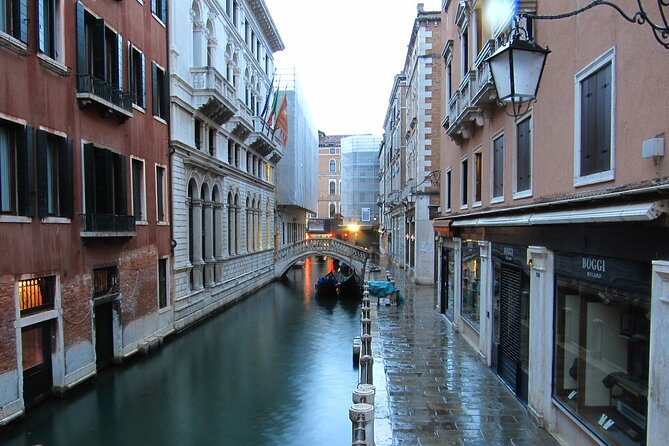 Private Full Day Tour from Milan to Venice with local tour guide and fast train - Ponte della Costituzione: a bridge moment with a construction story