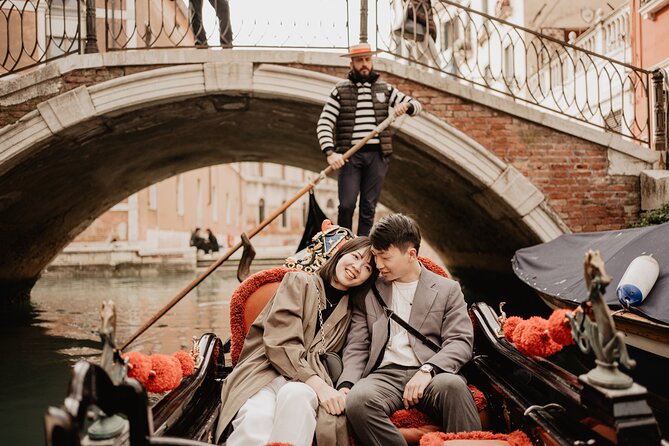 Private Gondola Ride with Professional Photographer in Venice - Photo delivery: 30–75 edited images you can actually use