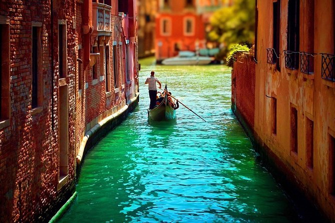 Private Gondola Serenade with Music - Celebrations at Night: Birthdays, Anniversaries, and Proposals