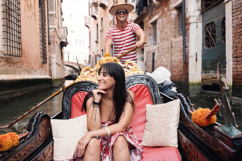 Private Photoshoot of Your Gondola Ride in Venice - Private Gondola Photoshoot in Venice: The big idea