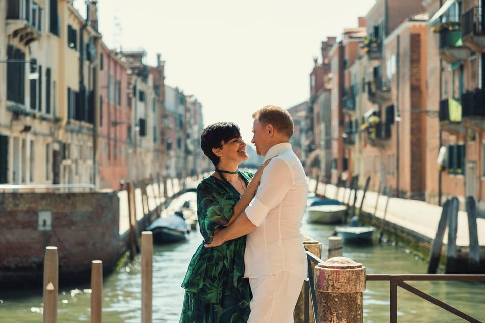 Private Photoshoot of Your Gondola Ride in Venice - End with more Venice: the final photo stop