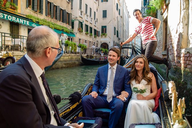 Renew your wedding vows on a romantic gondola - Stop 2: The short walk through Piazza San Marco