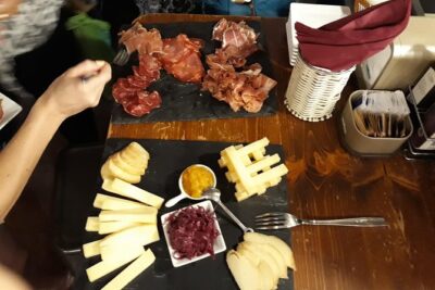 Rialto Food Tour and Gelato Tasting with a Local Guide - Stop 1: Ponte di Rialto With the Bridge’s Human Stories