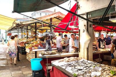 Rialto Market Food Tour: Wine Tasting and Sightseeing in Venice - How the tour is structured: tastings early, lunch in the middle, final bites to wrap