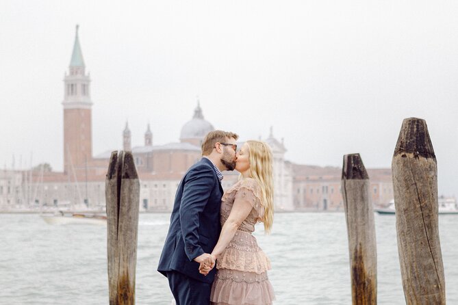 Romantic Photoshoot in Venice - Stop 2: Ponte di Rialto photos with the iconic bridge angle