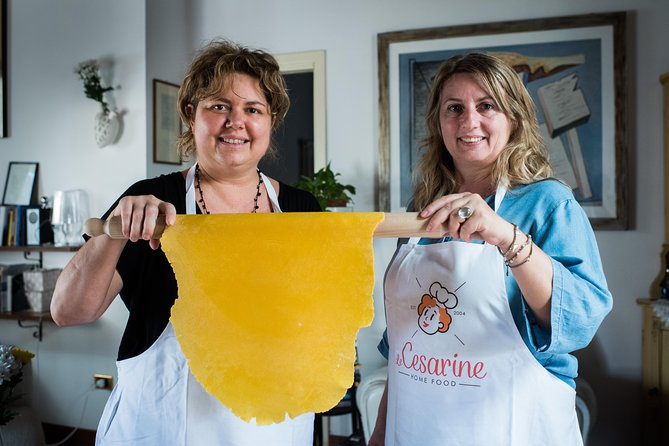 Share Your Pasta Love in a Local’s Home in Venice - The aperitivo start: wine and snacks set the tone