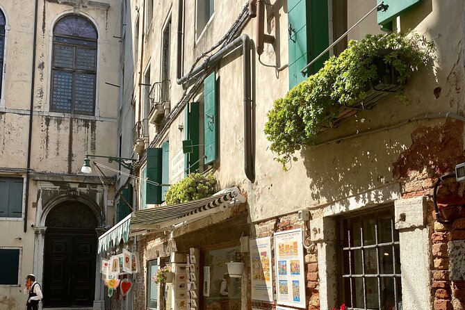 Small-Group Walking Tour of the Jewish Ghetto in Venice - Stop 1 in Cannaregio: the green area that sets the stage (about 15 minutes)