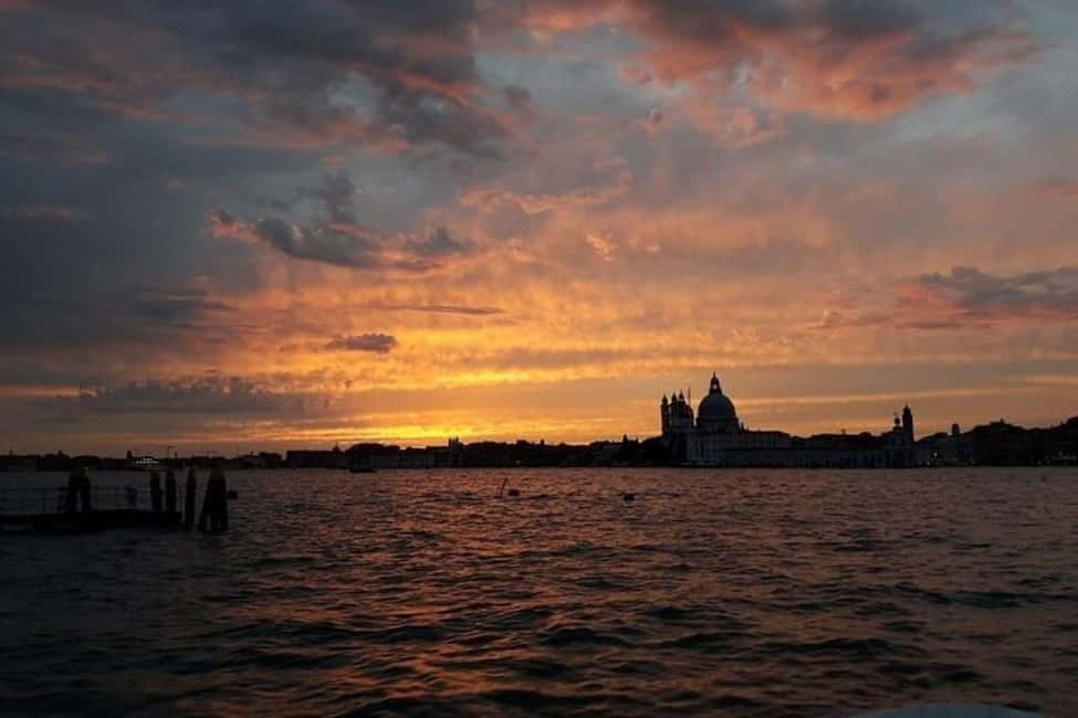 Sunset Venetian lagoon with prosecco - Key highlights at a glance