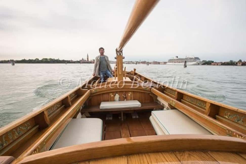 Sunset Venetian lagoon with prosecco - Why a small sunset boat beats the usual Venice routine