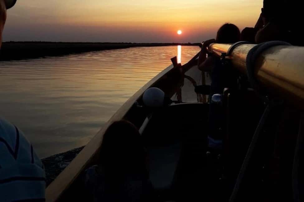 Sunset Venetian lagoon with prosecco - The renovated wood boat: vintage look, comfort included