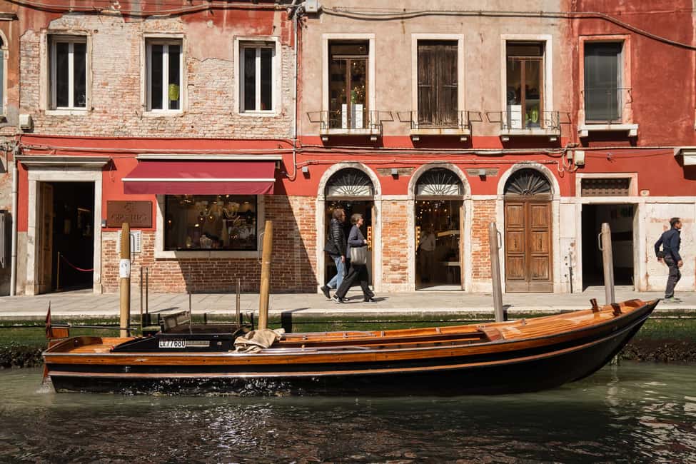 travel through time in Murano with a historic Venetian boat - A note on guides: what strong service looks like