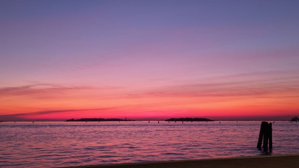 Venezia:Tour con aperitivo al tramonto - A sunset boat aperitivo that trades streets for lagoon silence