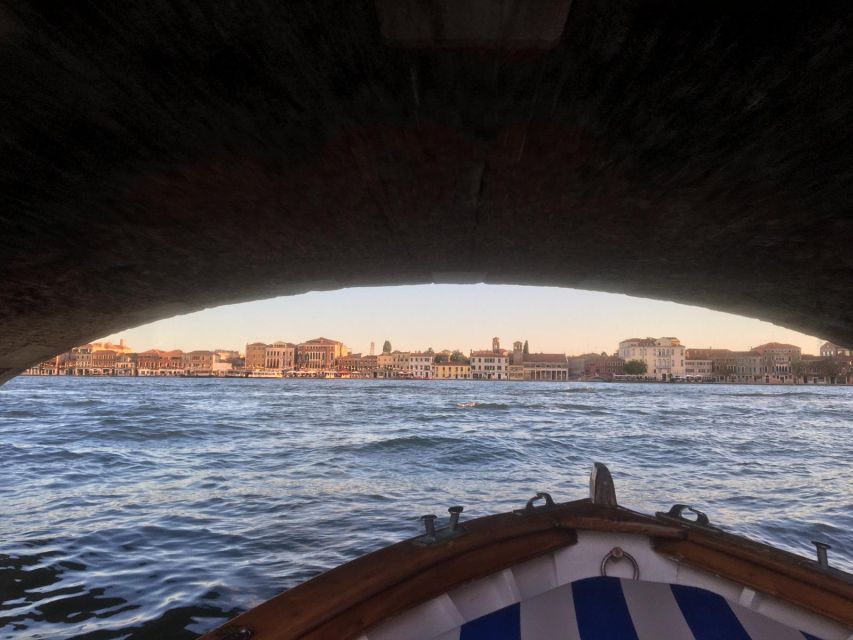 Venezia:Tour con aperitivo al tramonto - Wooden-boat lagoon cruising: why the boat really matters