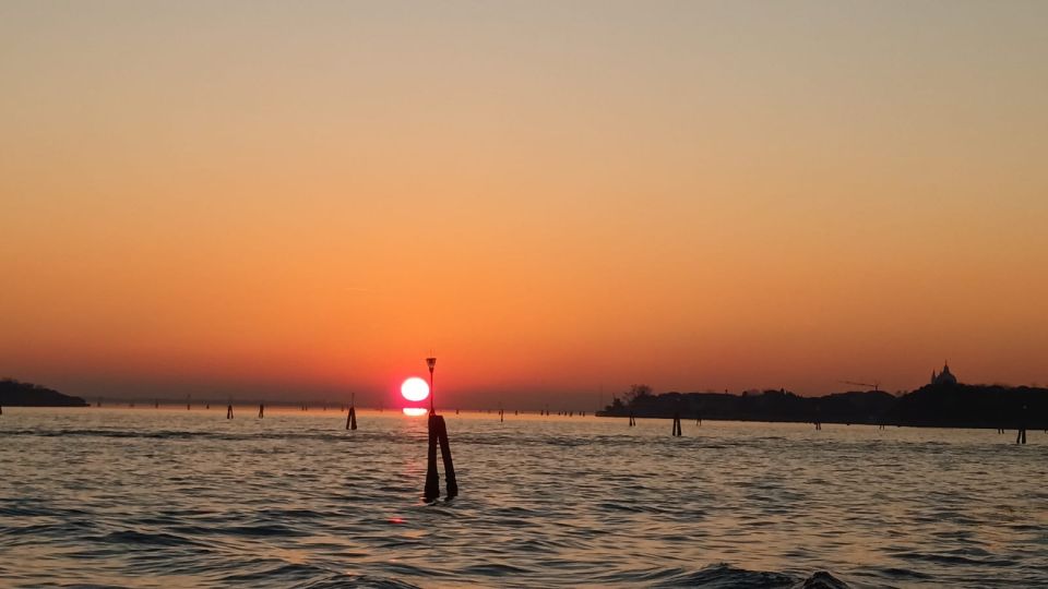 Venezia:Tour con aperitivo al tramonto - A Ghebo stop: prosecco, Venetian bites, and a real pause