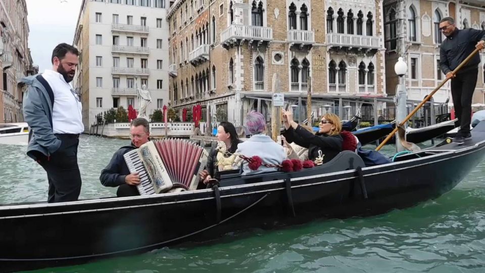 Venice: 30-Minute Gondola Ride on Grand Canal with Serenade - Meeting at Santa Maria del Giglio: The Fast Start You Want
