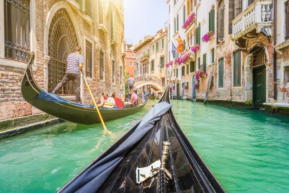 Venice: 30 minutes Enchanting Gondola Ride - Rio San Luca and the bridges: Teatro, Rossini, and a quick architecture lesson