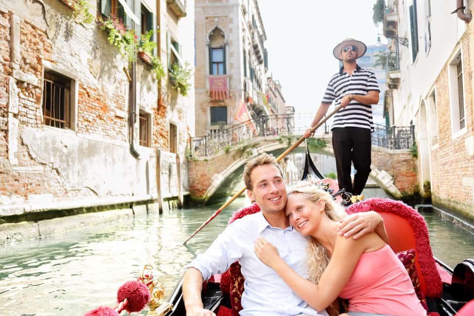 Venice: 30 minutes Enchanting Gondola Ride - What to bring: the small stuff that makes boarding easier