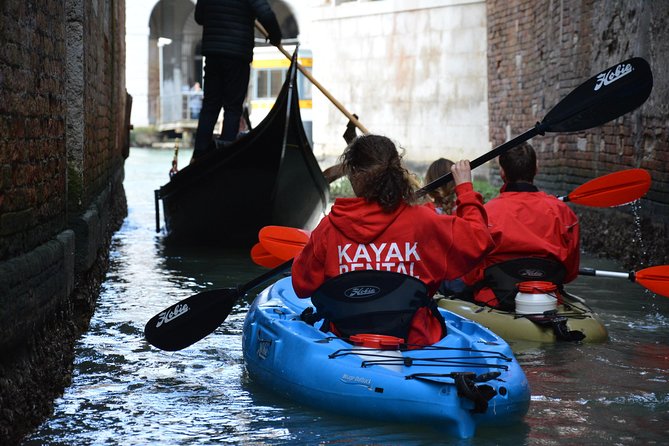 Venice: 60' Quick Kayak Tour with guide - The real-world comfort issues: expect splashes and plan for it