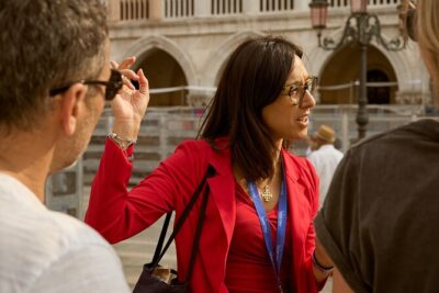 Venice Art Walking Tour with Gondola Ride - Ponte dei Sospiri: the famous bridge and the real story