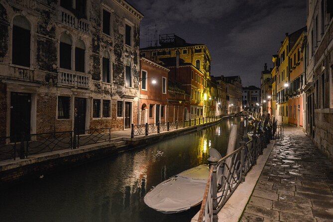 Venice at Sunset: Crimes, Legends and Mysteries - Meeting point, walking comfort, and how to avoid the common hiccup