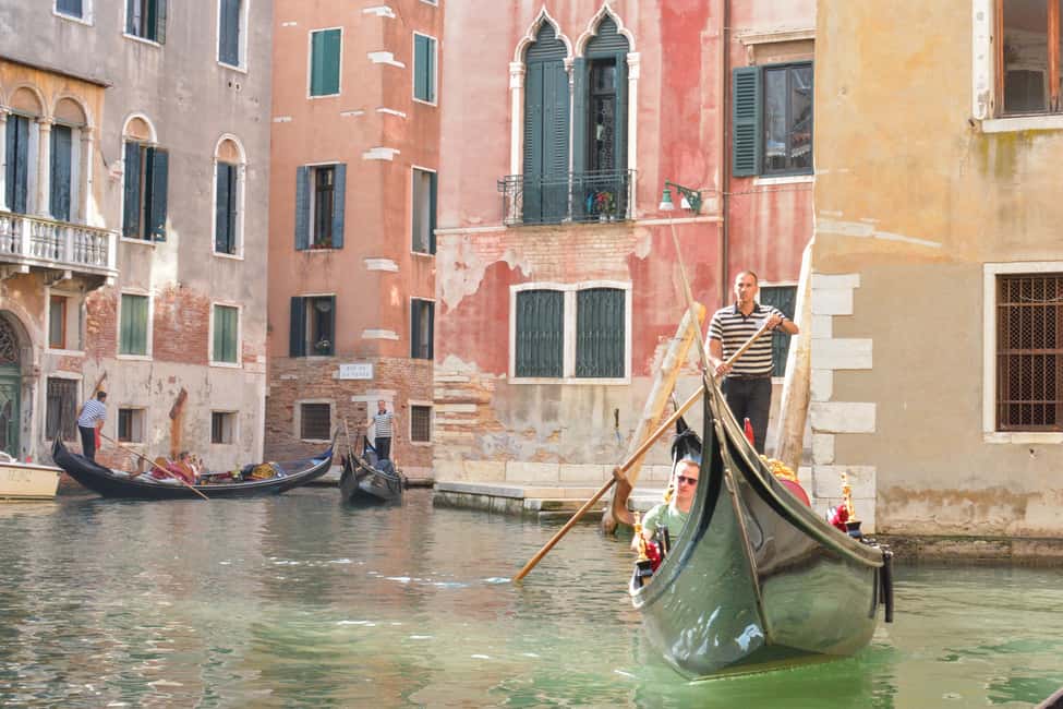 Venice: Basilica, Doge's Palace, Gondola and Lagoon Islands - Burano’s canals and color: what you gain after the glass