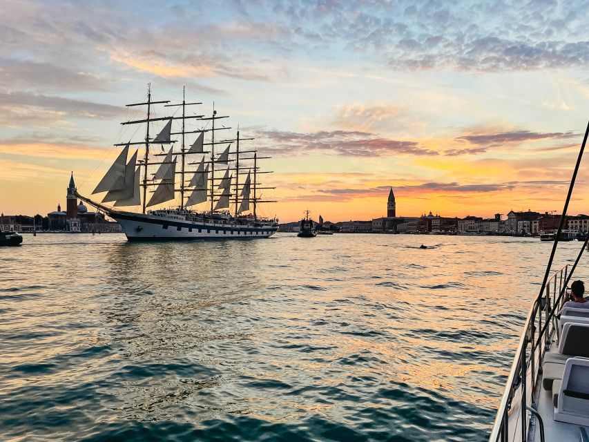 Venice: Catamaran Sunset Jazz Cruise with Aperitivo - Aperitivo + cicchetti: what you actually eat and drink
