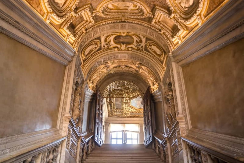 Venice: Doge Palace, San Marco Basilica & Rialto Bridge - Rialto Bridge district: the offbeat Venice route that feels like real life