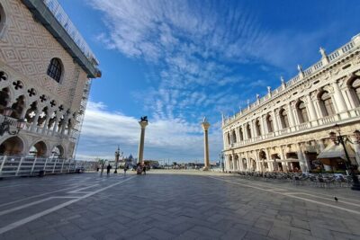 Venice: Doge's Palace and St. Mark's Basilica Fast Access Tour - Bridge of Sighs: A Short Crossing With Prisoner-Era Meaning